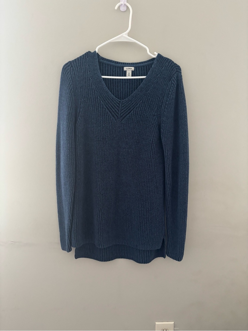 L.L. Bean Women's Deep Blue V-Neck Ribbed Knit Sweater M